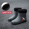 Botas de lluvia para hombre de media pantorrilla antideslizantes impermeables zapatos nueva moda exterior cerradas botas de agua cálidas zapatos cortos de goma hombre venta al por mayor