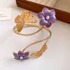 Pulsera de Brazo Cruzada Europea y Americana de Metal con Flor de Goteo de Aceite y Perla, Pulsera Elegante de Moda Retro, Joyería de Lujo Ligero de Alta Gama para Mujeres