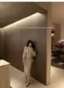 Lã macia e flexível textura design irregular de peça única com tecido amplo conjunto de top e saia na cor caramelo