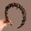 Diadema retro de alta gama color marrón Maillard 2026 para mujer, adecuada para el uso diario, para recoger el cabello suelto y crear un look de corona alta.