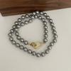 Collar de Perlas Redondas Gris Cáñamo Luz Fuerte para Mujer Moda Nicho de Alta Gama Lujo Accesible Cadena Clavícula Elegante Cadena para Suéter