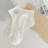 Novos produtos meias senhoras japonesas smiley rosto bordado pequenas meias brancas alta elástico tubo curto meias femininas cor sólida meias de barco atacado
