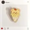 Broche Acrílico Oso Mantequilla Pin Decorativo Estudiante Insignia Dibujos Animados Bolso Estuche para Lápices Accesorios Decorativos Baratijas