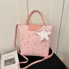 Comercio exterior estilo commuter transfronterizo coreano gran capacidad para mujer 2026 moda personalizada bolso de mano tote al hombro con dijes decorativos
