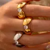 Estilo europeo y americano transfronterizo nuevo anillo liso de circonita con clip lateral ancho diseño de nicho retro acero de titanio chapado en oro de 18k joyería
