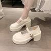 Sapatos de couro pequenos franceses femininos fivela de uma palavra primavera, verão e outono sapatos de boca rasa femininos 2024 salto grosso fundo grosso sapatos de vento de fada atacado