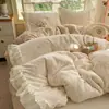 Conjunto de quatro peças em veludo de leite estilo girlish suave classe A com acabamento em renda floral pequena estilo saia de cama conjunto de três peças espesso e quente 1