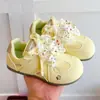 Zapatillas de entrenamiento alemanas para niñas estilo lindo, nueva colección 2026, con detalles de moño, zapatillas deportivas para niños, zapatillas amarillas estilo coreano de otoño, ligeras