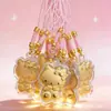 Colgante de cadena para teléfono Hello Kitty bañado en oro, lindo regalo de dibujos animados para niñas, llavero de lujo ligero con decoración de hilo rojo