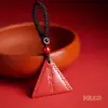 Mineral Crudo Cinabrio Buda Amitabha Colgante Triángulo Alto Contenido Arena Dorada Púrpura Arena Roja Amuleto Venta Directa de Fábrica Mayorista