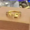 Mão segurando anel de junta mãos de amor anel abraçando anel joia transfronteiriça Aberto feminino anel de prata tailandesa atacado