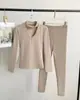 Top de tricô liso com decote V para mulheres, caimento justo, manga longa, peça básica de outono