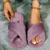 Nuevas Pantuflas de Invierno Transfronterizas con Diseño Cruzado, Pantuflas de Felpa de Algodón de Suela Plana para Uso en Casa, Pantuflas Peludas de Punta Abierta de Moda y Sencillas