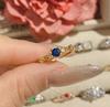 Camelia Palacio Medio Antiguo Pequeño y Exquisito Anillo Pequeño de Diamantes Rotos para Mujer Chapado en Oro de 18K Diseño Nicho Zafiro Azul Anillo Abierto