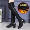 Botas Femininas de Salto Grosso Acima do Joelho 2026 Outono/Inverno Novo Estilo Botas de Cavaleiro Botas Femininas com Pelúcia Salto Médio-Alto Botas Longas Emagrecedoras Elásticas