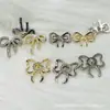 Botão de metal de alta qualidade em formato de laço com fivela de pérola, fivela de diamante de cristal, linha simples de luxo leve, estilo de moda para roupas