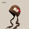 Nuevo Gorro de Punto con Borlas 2025 para Mujer en Otoño e Invierno, Parche de Moda, que Muestra la Cara, Protección Pequeña para las Orejas, Versátil Gorro Cálido de Lana