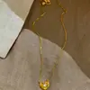 Colar Vintage Coração Dourado Escovado Estilo Coreano e Japonês para Mulheres, Corrente de Clavícula Exquisita Versátil de Luxo Leve de Nicho de Alta Qualidade