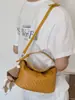 Bolso de mujer 2026 modelo nuevo, bolso tejido de un solo hombro cruzado, bolso cuadrado pequeño elegante, versión coreana de moda, bolso versátil para debajo del brazo con un ambiente elegante