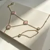 Pulseira de Concha Rosa Natural Flor de Quatro Folhas Zircônia Ajustável para Mulheres com Design Vazado, Joia Elegante e Exquisita de Luxo Leve