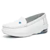 Novos sapatos de enfermeira femininos com solas macias, respiráveis, resistentes a odores, de sola plana, sapatos médicos brancos antiderrapantes para outono, venda direta da fábrica