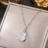 Cadena de clavícula de acero de titanio estilo retro nacional moda candado de paz de jade colgante de izaje todo partido temperamento accesorios de estilo chino de alta calidad