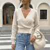 Desejo blusa de malha curta irregular com amarração em V cruzada, senso atmosférico de camada base feminina para primavera e outono