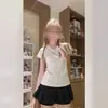 Camiseta de Manga Corta con Escote en V y Hombro Derecho Estilo Coreano para Mujer Verano 2025 Nuevo Diseño de Nicho Aspecto Adelgazante Top Corto