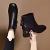 Botas de tornozelo quadradas de salto grosso estilo francês para mulheres, versáteis e elegantes, com forro de fleece, nova coleção outono/inverno 2026, com zíper traseiro, botas da moda