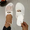 Sandalias cerradas de malla para mujer con suela plana para comercio exterior, verano 2026, con hebilla metálica grande, transpirables, a la moda, mules cerrados, en stock