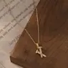Corrente Elegante para Clavícula em Ouro Eletrodepositado com Zircônias Microincrustadas para Mulheres, Colar Cruzado com Unha de Design de Nicho, Corrente Exquisita para Suéter