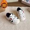 Tenis bajos para niña, nueva colección de otoño, con diseño de gato KT de caricatura, suela suave, antideslizantes, zapatillas deportivas casuales para niños, con correas de velcro