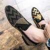 Zapatos de cuero para hombre, zapatos pequeños de cuero para otoño, zapatos de estilista puntiagudos para hombre, zapatos de hombre de estilo coreano con diamantes de imitación, zapatos de cuero de moda para hombre.