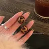 Brincos Quadrados de Resina Estilo Maillard Agulha de Prata, Brincos Personalizados e Versáteis, Atacado de Brincos de Luxo Leve e de Alta Qualidade para Mulheres