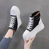 Nuevos zapatos pequeños de primavera y otoño 2023 para mujer, plataforma, cordones, deportivos casuales, altura oculta, de caña alta, zapatos blancos