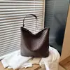 Bolsa tecida elegante de grande capacidade para mulheres, novo modelo da primavera de 2026, bolsa de ombro crossbody simples para o dia a dia, bolsa estilosa de axila