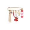 Broche Personalizado de Estilo Rock de Venta Caliente Transfronteriza, Colgante de Calavera de Guitarra Corazón Borla Exagerado y Versátil, Accesorio Multifuncional