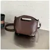 Bolsa de Mão Estilo Coreano com Pregas em Couro Oleoso Tipo Balde Feminina 2026 Nova de Alta Qualidade de Ombro Único Retro Versátil para o Dia a Dia Transversal