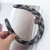 Diadema de ala ancha con diseño de cuadros estilo universitario para mujer, accesorio para el cabello con presión, estilo retro, elegante y extrovertido.