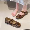 Zapatos Mary Jane para mujer de punta cuadrada, colección otoño 2026, planos versátiles de una sola tira y punta poco profunda, de moda para combinar con faldas
