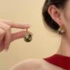Pendientes de bola de leopardo retro estilo Yadan nicho estilo frío temperamento sensación de alta gama nuevos pendientes para mujer principios de otoño 2024