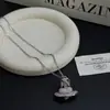 Colar Saturno Coração com Diamante Rosa Microincrustado Estilo Fada para Mulheres, Corrente de Clavícula Globo Clássico Popular de Alta Qualidade Tendência