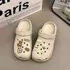 Pantuflas perforadas para mujer, antideslizantes, de suela gruesa, lindas de dibujos animados, para el hogar, para aumentar la altura, antideslizantes, estilo nuevo, para exteriores, de punta cerrada para mujer
