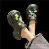 Sapatos femininos com sola grossa e furos, novos, com plataforma, antiderrapantes, moda, populares online, sandálias de praia para uso externo no verão, atacado