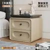Mesita de Noche Estilo Vintage Crema Madera Maciza Ultradelgada Modelo Nuevo 2026 Gabinete de Almacenamiento Pequeño de Noche para Dormitorio del Hogar de Gama Alta