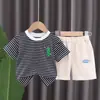 Traje de Moda de Verano para Niños de Manga Corta Nuevo Moda y Estilo Dinosaurio que Escupe Fuego Rayado Infantil Conjunto de Dos Piezas de Manga Corta