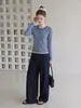 Camiseta de punto cárdigan para mujer, de rayas azules y grises, cuello redondo, manga larga, colección de otoño 2026, corte ajustado, prenda exterior que favorece la figura.