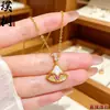 Loja de Ouro Mesmo Estilo Banhado a Ouro Gelo Triturado Trevo de Quatro Folhas Cabacinha Colar para Mulheres, Versátil e Elegante, Borboleta em Forma de Coração Corrente de Clavícula Joia