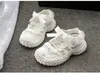 Sapatos Femininos com Design Vazado e Sandálias Fechadas, Nova Moda Verão 2026 Sapatos Versáteis de Malha para Crianças Maiores, Sapatos Brancos para Meninas