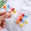 Venta transfronteriza de tenedores de fruta de plástico con dibujos animados para niños, bonitos letreros decorativos con forma de animal para bento, caja bento creativa.